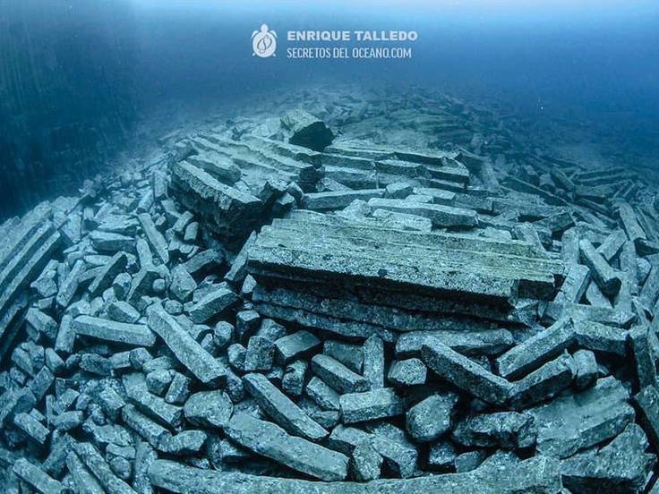 The volcanic columns under the sea of the Canary Islands look like vestiges of ancient temples.