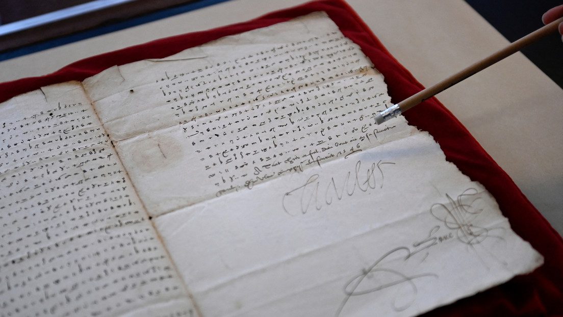 The secret code of Charles I was deciphered and a letter from the 16th century could be read.